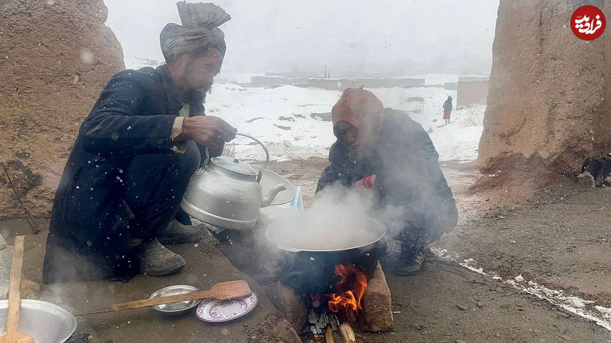(ویدئو) نحوه پخت یک خورشت محلی با گوشت و سبزیجات توسط یک زوج غارنشین افغانستانی