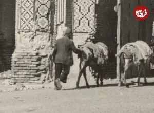 عکس| سفر زمان؛ عبور مردی با الاغ‌هایش از دروازۀ شهر قزوین؛ 75 سال قبل