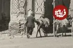 عکس| سفر زمان؛ عبور مردی با الاغ‌هایش از دروازۀ شهر قزوین؛ 75 سال قبل