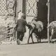 عکس| سفر زمان؛ عبور مردی با الاغ‌هایش از دروازۀ شهر قزوین؛ 75 سال قبل