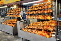 ببینید؛ غذای خیابانی در تایلند؛ تهیه 400 مرغ کبابی به همراه برنج و سالاد در بانکوک