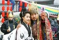 عکس| سفر زمان؛ «بانو سوریانگ» در پشت‌صحنه سریال جومونگ در کنار «سوسانو و سولان»