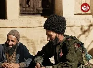 عکس| سفر زمان؛ تصویر رنگی‌شده از «مردان ژنده‌پوش» در کنار یکی از خیابان‌های تهران در دوران قاجار