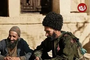 عکس| سفر زمان؛ تصویر رنگی‌شده از «مردان ژنده‌پوش» در کنار یکی از خیابان‌های تهران در دوران قاجار