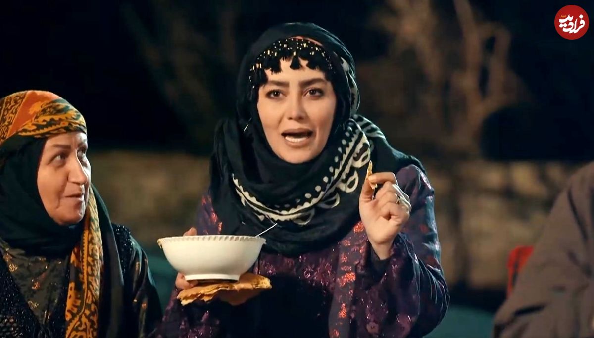 عکس| سفر در زمان؛ «روژان» سریال نون خ در حال قدم زدن در تهران؛ سال 1402