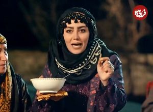 عکس| سفر در زمان؛ «روژان» سریال نون خ در حال قدم زدن در تهران؛ سال 1402