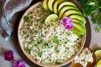 طرز تهیه گشنیز پلو لیمویی؛ برنج خوش‌عطری که می‌توانید با ماهی و مرغ سرو کنید