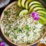 طرز تهیه گشنیز پلو لیمویی؛ برنج خوش‌عطری که می‌توانید با ماهی و مرغ سرو کنید
