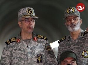 عکس؛ سفر به تاریخ؛ «سپهبد باقری» در حال قدم زدن میان ویرانه‌های جنگ سوریه؛ سال 97