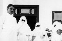 عکس؛ سفر به تاریخ؛ کودکان و کارمندان یک «پرورشگاه» در مشهد؛ سال 1307