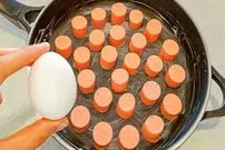 ببینید| طرز تهیه یک غذای فوری با 3 سوسیس و 4 تخم مرغ