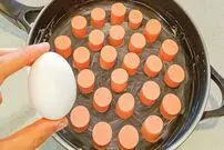 ببینید| طرز تهیه یک غذای فوری با 3 سوسیس و 4 تخم مرغ