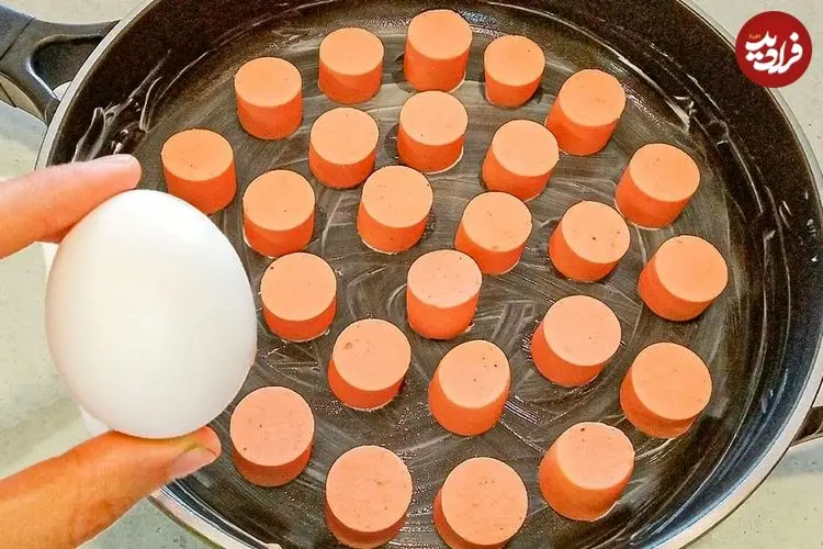 ببینید| طرز تهیه یک غذای فوری با 3 سوسیس و 4 تخم مرغ