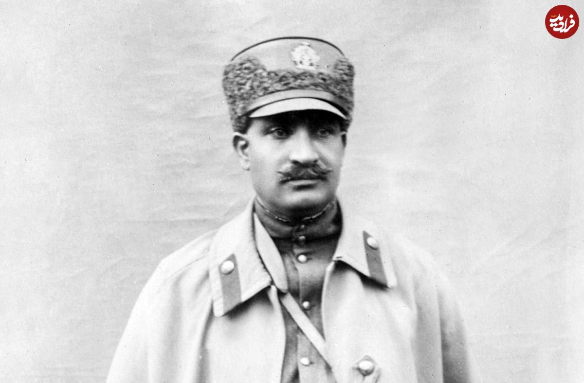 عکس؛ سفر در زمان؛ «رضاخان» با لباس رسمی در کنار خودروی رولزرویس؛ سال 1299