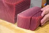 ببینید؛ برش ماهرانه ماهی تن 300 کیلوگرمی و تهیه ساشیمی در شهر تایپه