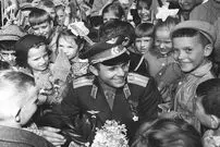 سفر در تاریخ؛ استقبال از نخستین فردی که گردی زمین را از فضا دید؛ شمار زیادی از استقبال‌کنندگان غش کردند