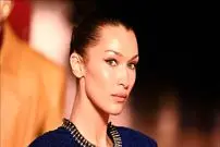 عکس| سفر در زمان؛ «بلا حدید» در مراسم رونمایی از کلکسیون Balmain x H&M؛ سال 1394