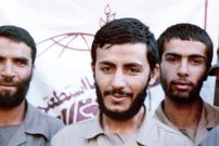 عکس؛ سفر به تاریخ؛ «شهید ابراهیم همت» در حال توضیح نقشۀ عملیات در سنگر؛ دهۀ 60