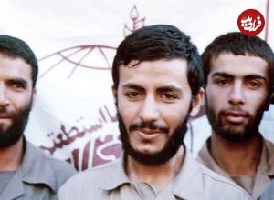 عکس؛ سفر به تاریخ؛ «شهید ابراهیم همت» در حال توضیح نقشۀ عملیات در سنگر؛ دهۀ 60