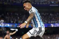 اعتراض هواداران به تصمیم داور؛ چرا لائوتارو مارتینز در بازی مقابل سوئیس اخراج نشد؟