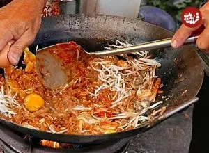 ببینید| غذای خیابانی در مالزی؛ رشته سرخ شده با میگو و تخم مرغ در پنانگ
