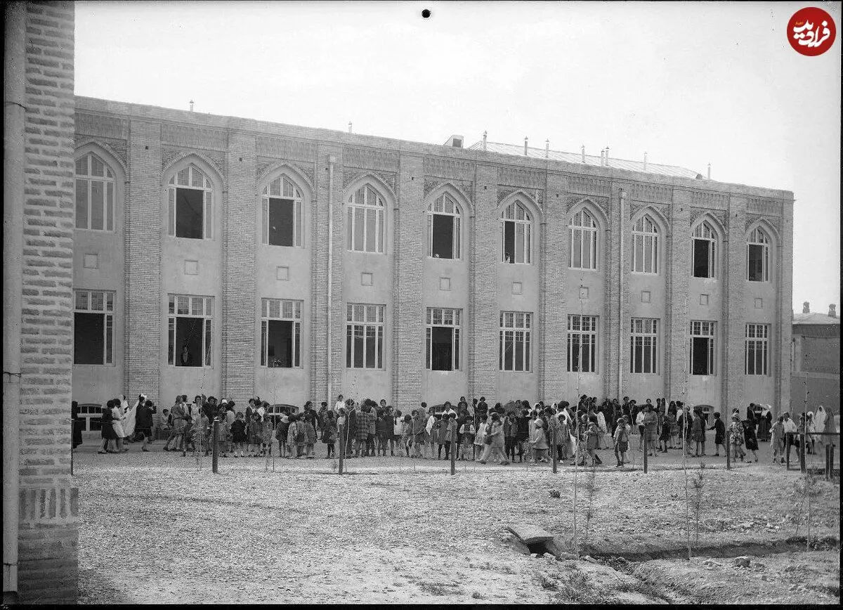 تصاویر؛ ‏تصاویری از دانش‌آموزان و معلمان مدرسه‌ دخترانه ژاندارک در تهران، اوایل دوره پهلوی