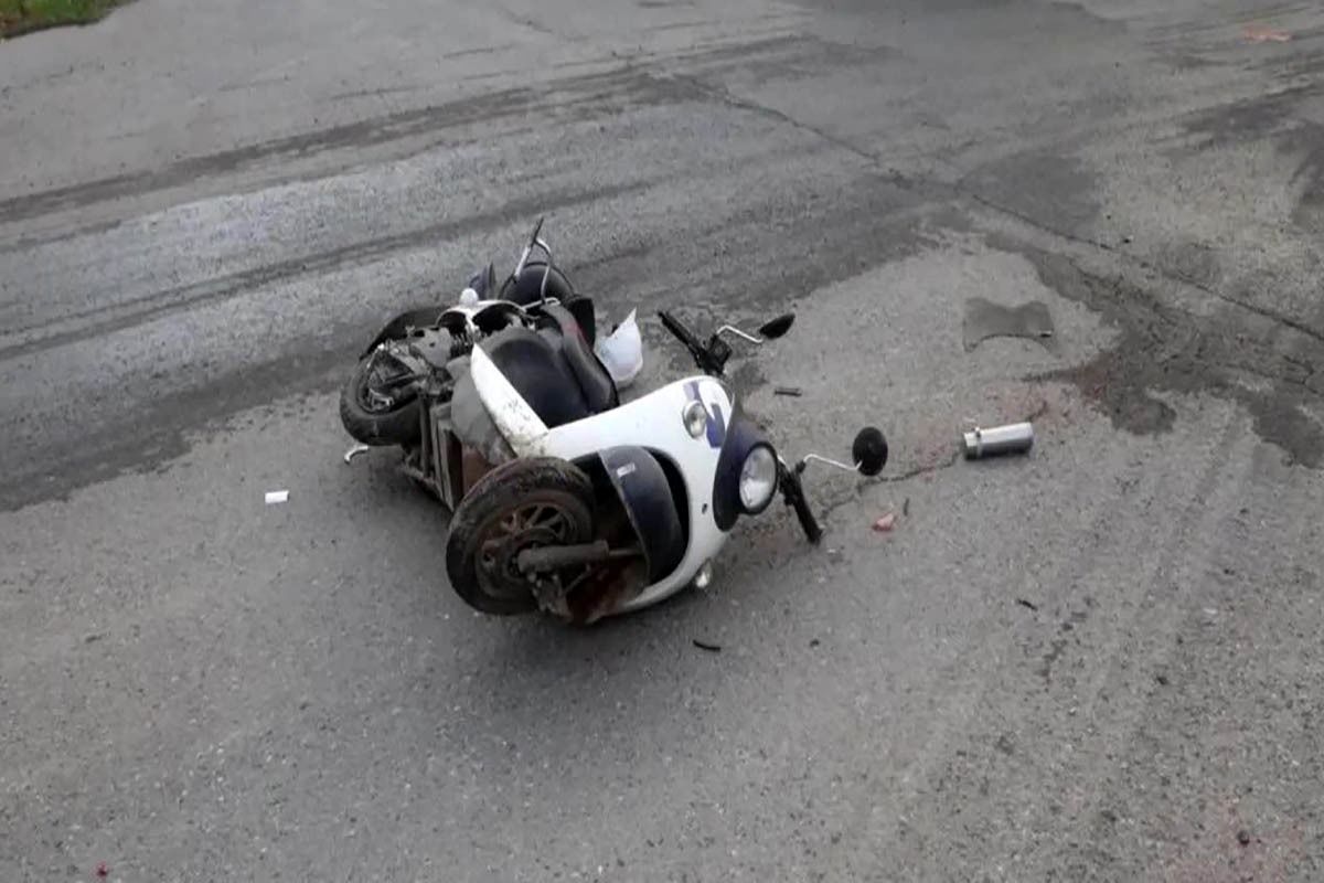 (ویدیو) یورش جنجال‌ساز یک موتورسوار زن به عابر پیاده بی‌گناه!
