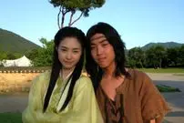 عکس| سفر زمان؛ «جانگهوای نوجوان» با آینۀ آرایش در پشت‌صحنه سریال «امپراتور دریا»