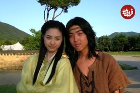 عکس| سفر زمان؛ «جانگهوای نوجوان» با آینۀ آرایش در پشت‌صحنه سریال «امپراتور دریا»