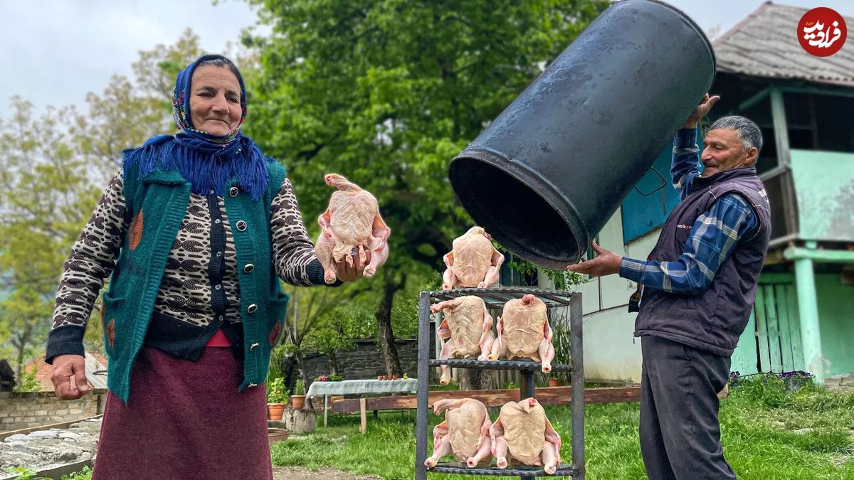 (ویدئو) غذای روستایی در آذربایجان؛ روشی منحصر به فرد برای پختن مرغ کامل زیر بشکه