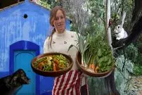 ببینید| غذای روستایی در مراکش؛ پخت طاجین مرغ زغالی در هوای بارانی