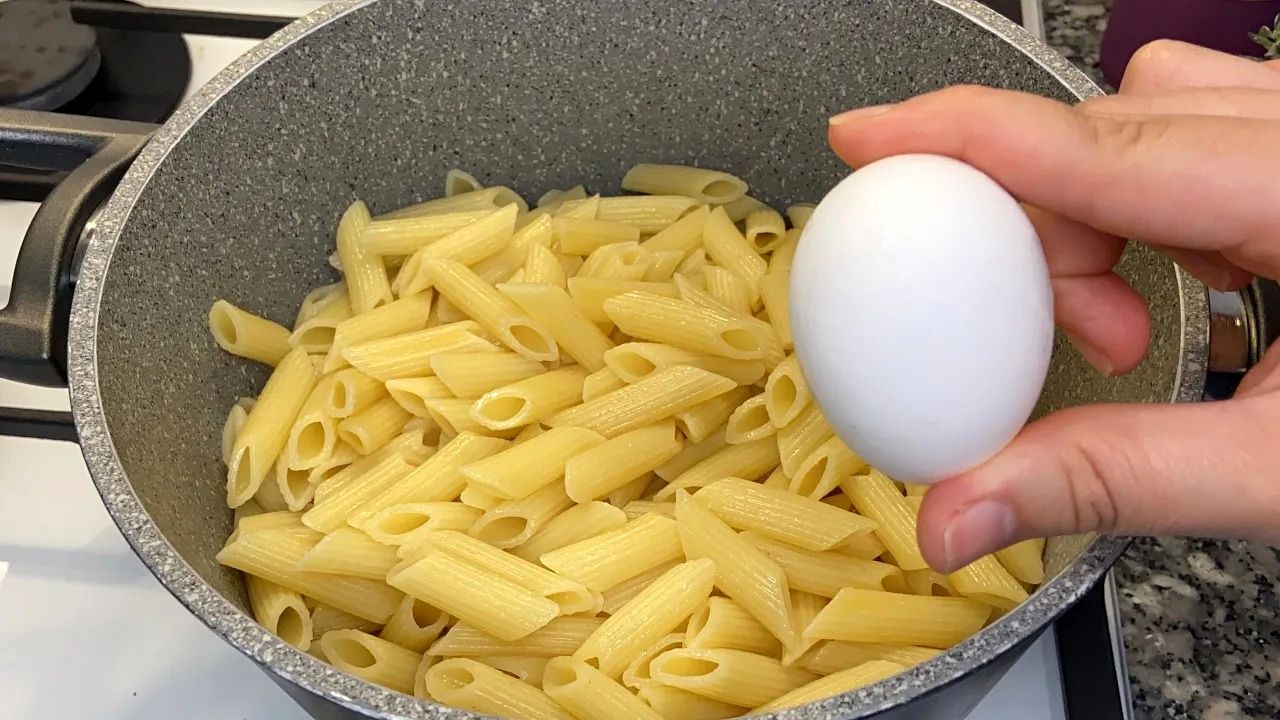 (ویدئو) نگران ناهار نباشید؛ این پاستای تخم مرغ سریع و ارزان را در خانه درست کنید