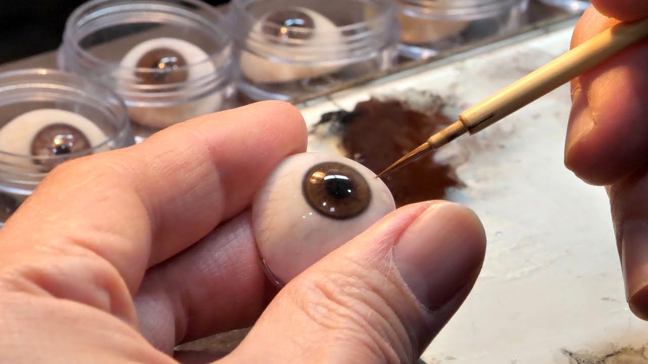 (ویدئو) ببینید این استاد کره ای با چه مهارتی چشم مصنوعی در کارگاه‌اش تولید می کند