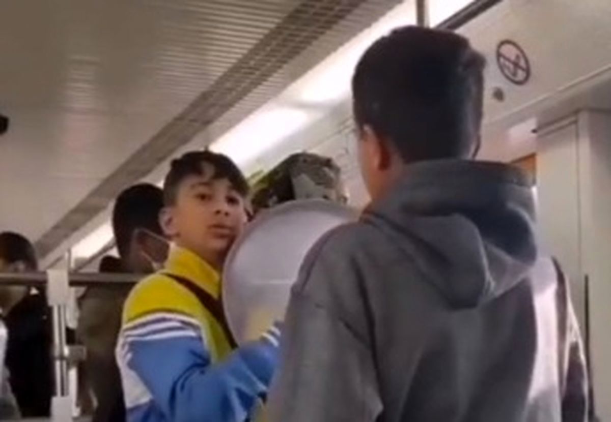 خوانندگی جالب دو نوجوان در مترو با تقلید از آهنگ معروف محسن ابراهیم‌زاده