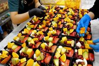 ببینید؛ غذای خیابانی در کره؛ برش ماهرانه هندوانه، آناناس، طالبی و تهیه بشقاب میوه در سئول