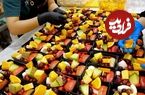 ببینید؛ غذای خیابانی در کره؛ برش ماهرانه هندوانه، آناناس، طالبی و تهیه بشقاب میوه در سئول