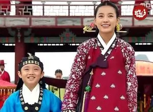 عکس| سفر زمان؛ «یونینگ، پسر دونگ‌یی» در حال بازی با گوشی در پشت‌صحنه سریال دونگ‌یی