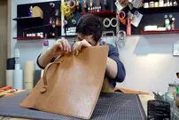 ببینید؛ مراحل دیدنی دوخت یک کیف اداری با چرم گاو توسط استاد ژاپنی 