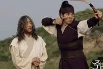 عکس| سفر به تاریخ؛ «ژنرال هموسو» (سریال جومونگ) در حال شعار دادن در تظاهرات علیه «تهاجم فرهنگی»