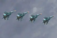 (ویدئو) لحظه برخورد دو جنگنده و مهارت دیدنی خلبان