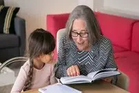 پژوهش نشان می‌دهد مراقبت از نوه‌ها برای مغز مفید است، به‌ویژه برای مادربزرگ‌ها