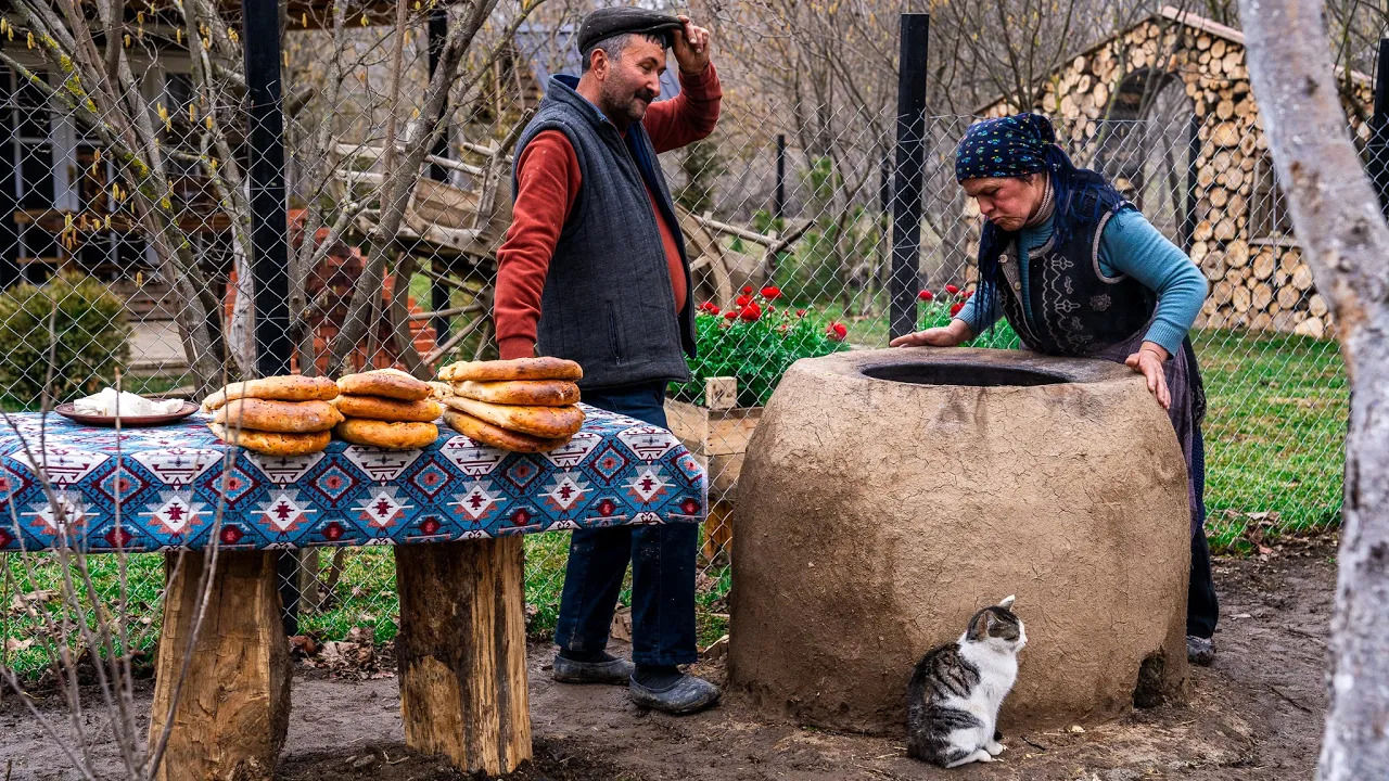 (ویدئو) پخت نان سنتی در تنور به روش مادربزرگ آذربایجانی