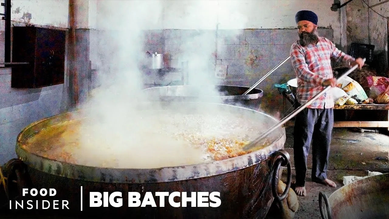 (ویدئو) چگونه آشپزهای معبد طلایی هند روزانه به 100هزار نفر غذای رایگان می دهند؟ 