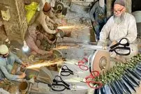 ببینید| فرآیند تماشایی تولید انبوه قیچی در کارگاهی در پاکستان