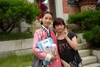 عکس| سفر زمان؛ «دونگ‌یی» در حال امضا دادن به هواداران در پشت صحنه سریال دونگ‌یی