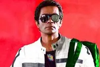 عکس| سفر در زمان؛ «چنگیز وثوقی» با اسلحه در پشت صحنه فیلم گل ها و گلوله ها؛ سال 70