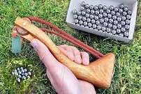 (ویدئو) با چوب و کش این تیرکمان چوبی ساچمه زن قدرتمند را بسازید