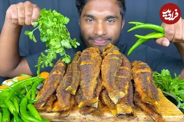 ببینید| غذا خوردن با صدا؛ خوردن 12 عدد ماهی کبابی به روش یوتیوبر هندی