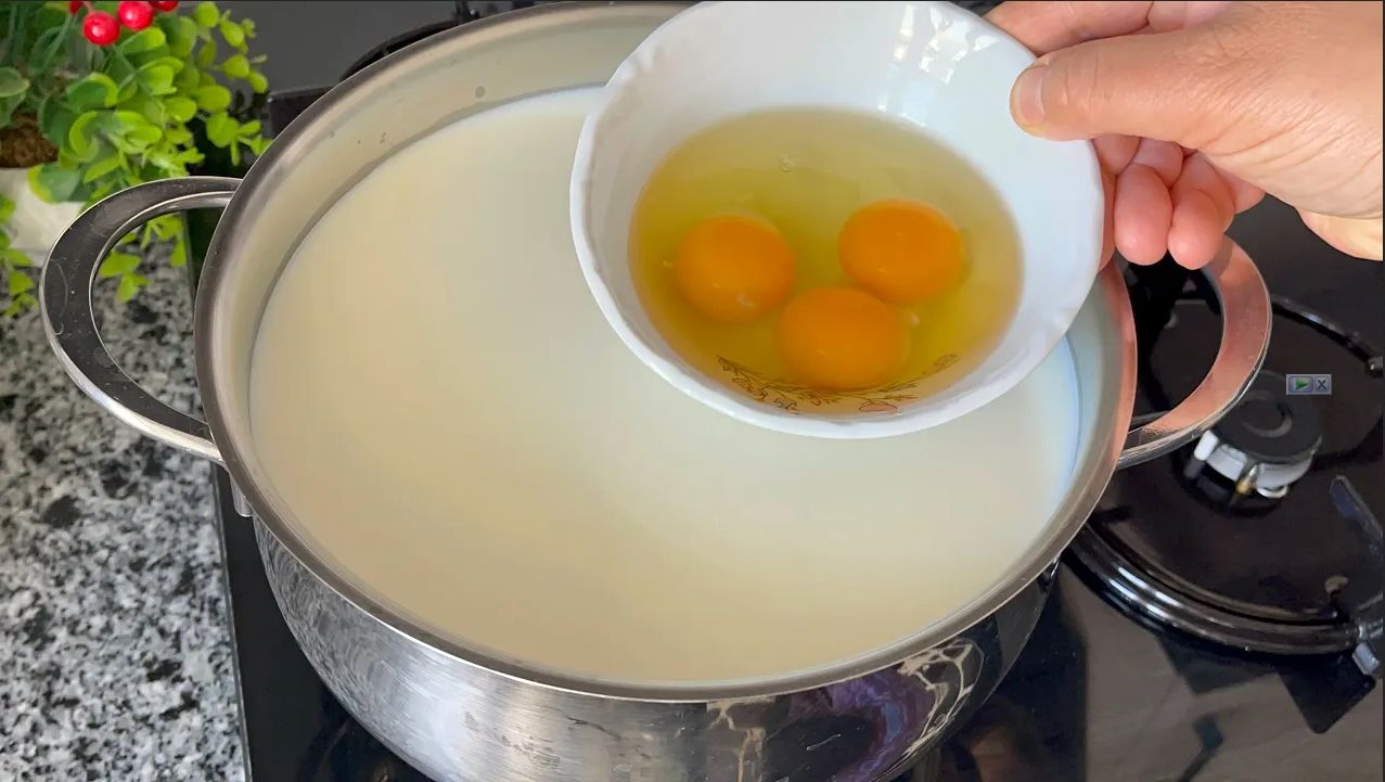 (ویدئو) با 3 تخم مرغ و 5 لیتر شیر و کمی ماست این پنیر چدار خوشمزه را درست کنید