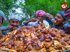 (ویدئو) پخت چلو گوشت گوسفندی پاکستانی توسط پدر و پسران روستایی در هند 